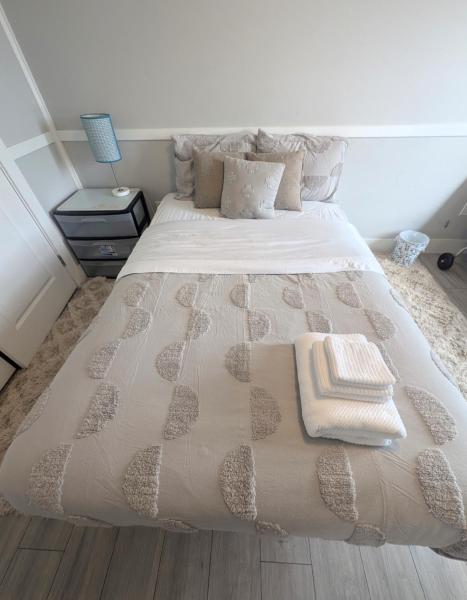 La photo montre l'objet Full Bedroom situé dans la ville de Glace Bay.