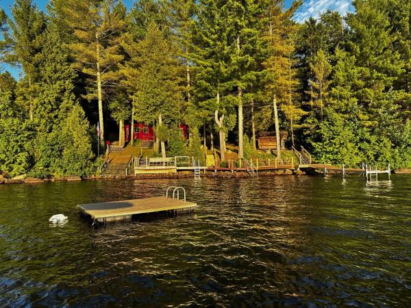 Auf dem Foto ist das Objekt Well-appointed Adirondack cabin directly on 9-mile lake in der Stadt Malone zu sehen.