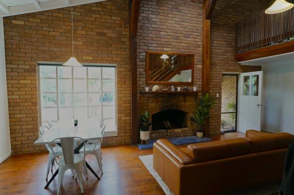 A la foto es mostra l'objecte Big Cedar for 1 to 6 people - Coastal retreat situat a la ciutat de Yamba.