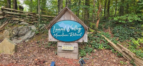 A la foto es mostra l'objecte Laurel Valley Mountain Retreat situat a la ciutat de Townsend.