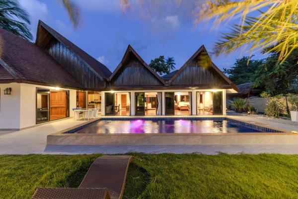 The photo shows the V244 Near Beach 4br Massive Property Huge Pool located in the city of Rawai Beach.