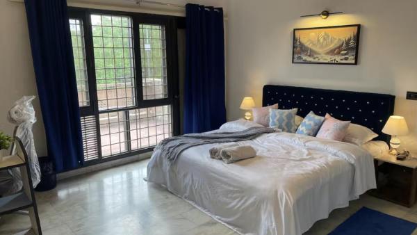 A la foto es mostra l'objecte Taj Waves - A Luxurious Pool Villa situat a la ciutat de Dayāl Bāgh.