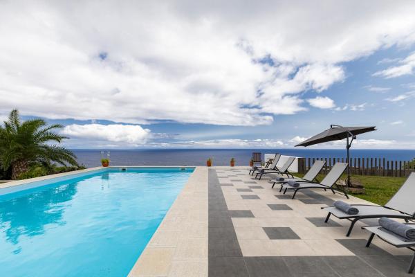 Na fotografii je vidět objekt Grande Mar Villa nacházející se ve městě Ponta Garça.