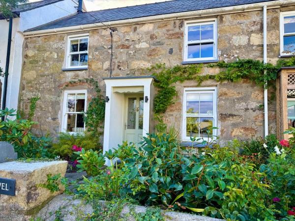 På billedet ses objektet Arwel Cottage beliggende i byen Llanbedrog.