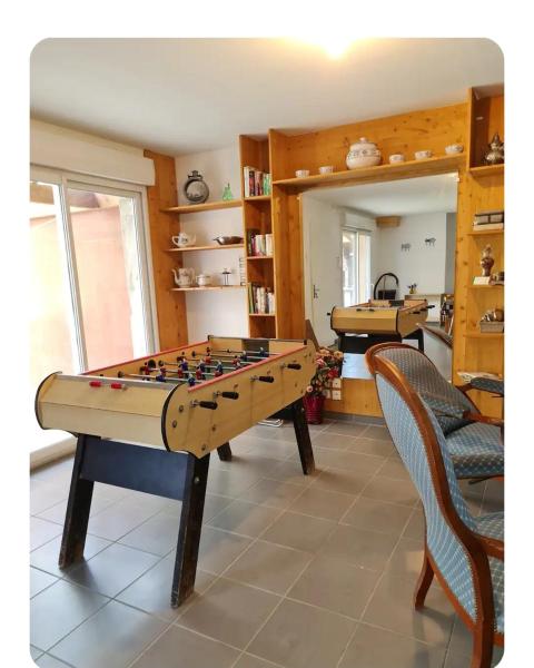 A la foto es mostra l'objecte Gîte l'écureuil situat a la ciutat de Leyment.