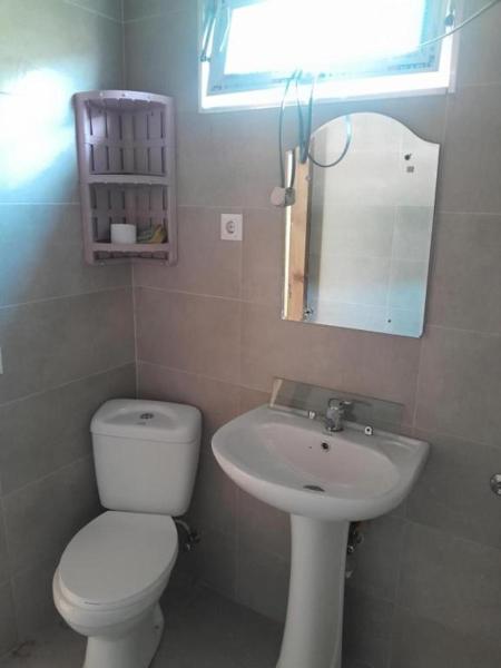 A la foto es mostra l'objecte family hostel situat a la ciutat de Dzentsmani.