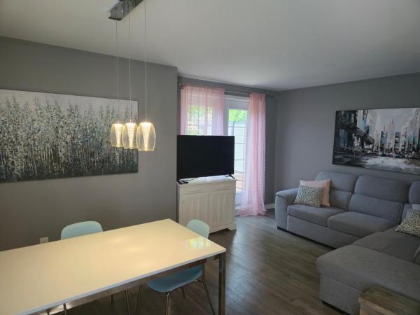 A la foto es mostra l'objecte Cozy Digital Nomad Apartment in Montreal Riv-Sud situat a la ciutat de Brossard.