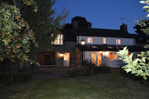 Na fotografii je vidět objekt 4 bedroom cottage with large garden in Ceredigion Mid Wales nacházející se ve městě Llanddewi-Brefi.
