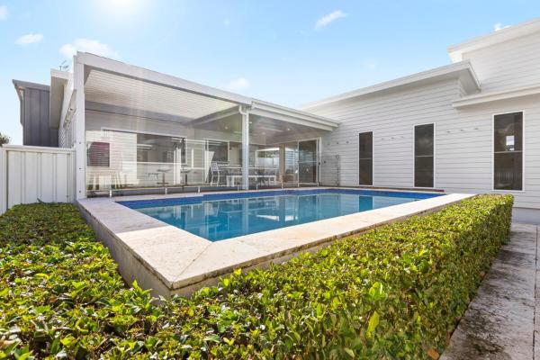 En la foto se muestra el objeto Coastal Oasis w BBQ, Firepit & Heated Pool ubicado en la ciudad de Bensville.