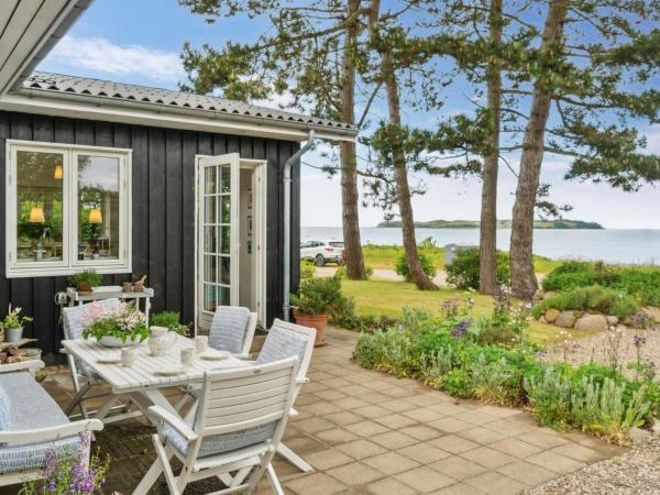 A la foto es mostra l'objecte Holiday Home Varma - 25m from the sea by Interhome situat a la ciutat de Føllenslev.