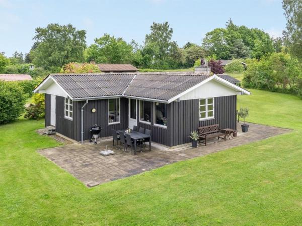 Na zdjęciu widoczny jest obiekt Holiday Home Jaike - 350m from the sea by Interhome położony w mieście Stoense.