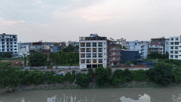 På billedet ses objektet Evara By The Ganges beliggende i byen Rishikesh.