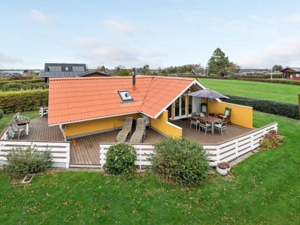 På billedet ses objektet Holiday Home Hjalmine - 250m from the sea by Interhome beliggende i byen Næs.