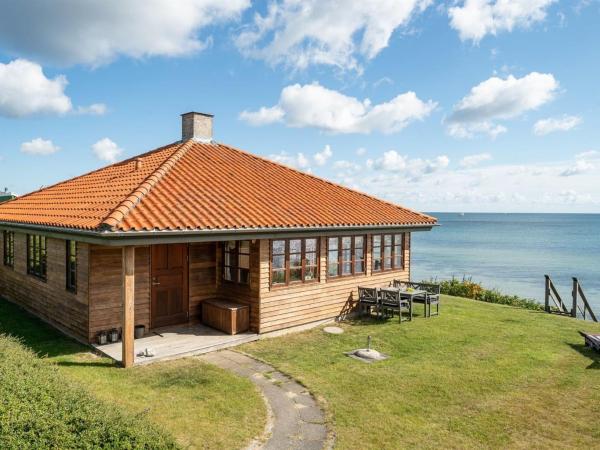 Na fotografii je vidět objekt Holiday Home Botmar - 10m from the sea by Interhome nacházející se ve městě Flødstrup.