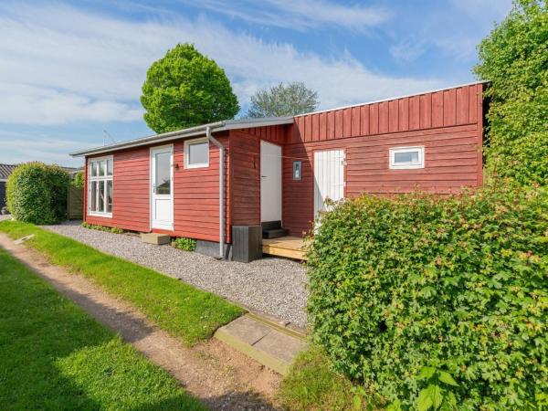 Na fotografii je vidět objekt Holiday Home Arnette - 150m from the sea by Interhome nacházející se ve městě Sjølund.