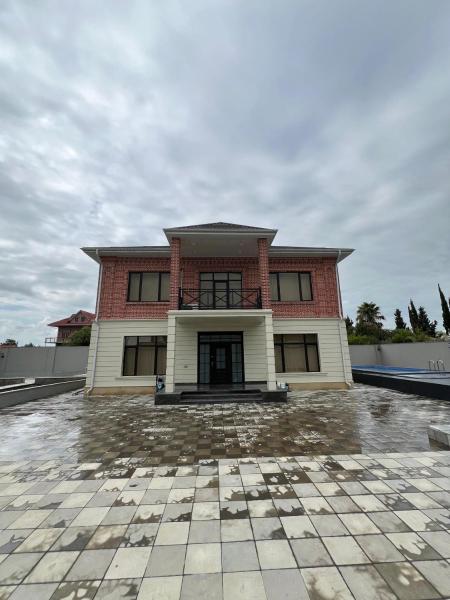 Στη φωτογραφία φαίνεται το αντικείμενο Red Brick House που βρίσκεται στην πόλη Aşağı Apu.