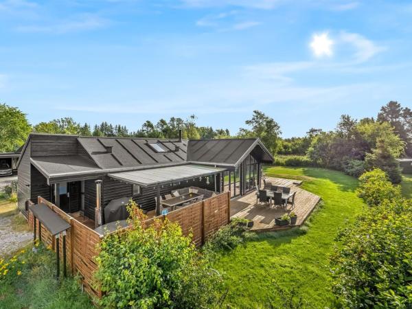 På billedet ses objektet Holiday Home Smilla - 1-1km from the sea by Interhome beliggende i byen Hals.