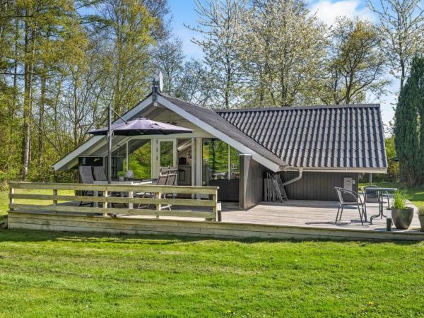 Na zdjęciu widoczny jest obiekt Holiday Home Lovis - 570m from the sea by Interhome położony w mieście Stoense.