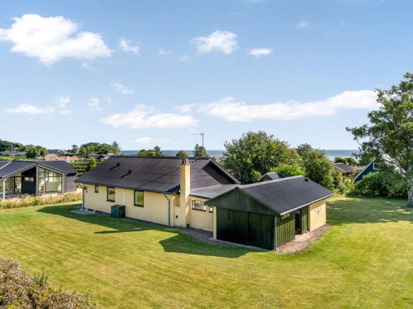 På billedet ses objektet Holiday Home Lillan - from the sea by Interhome beliggende i byen Hadsund.