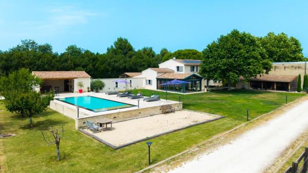 Na zdjęciu widoczny jest obiekt Mas Provençal chic et élégant - Alpilles et Luberon położony w mieście Sénas.