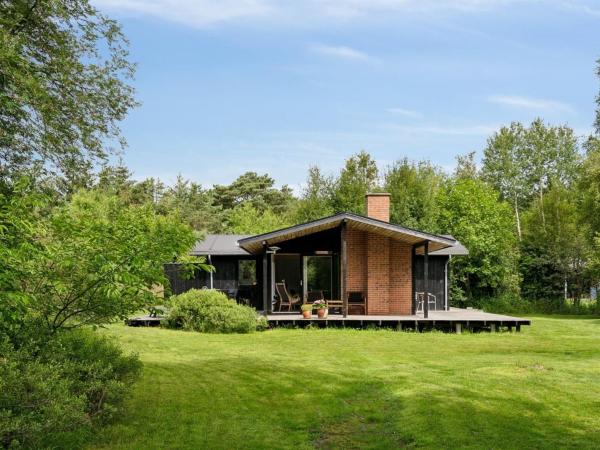 På billedet ses objektet Holiday Home Skjold - 600m from the sea by Interhome beliggende i byen Grenå.