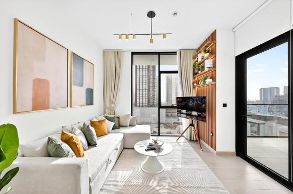 Modern 2BR with King Bed, Gym & Pool Access, Dubai
