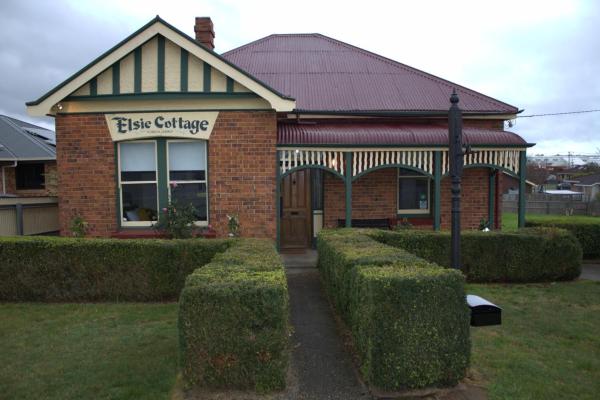 A la foto es mostra l'objecte Elsie Cottage situat a la ciutat de Devonport.