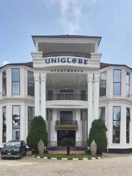 Na foto é possível ver o objeto Uniglobe Hotel and Apartments localizado na cidade de Kado.
