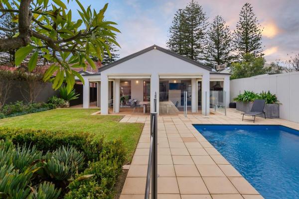 La photo montre l'objet Henley Beach House - Luxury by the Sea situé dans la ville de Henley Beach.