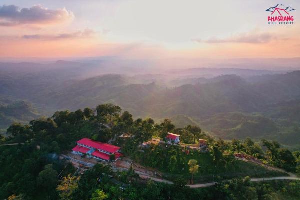 The photo shows the Khasrang Hill Resort located in the city of Māhmuam.