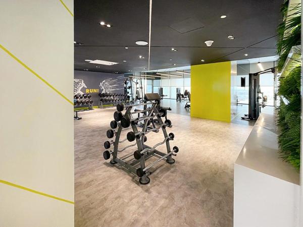 Billede 6: Chic Studio in Dubai with Pool View Retreat Near Business Bay & Jumeirah Beach