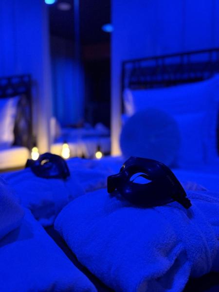 A la foto es mostra l'objecte BDSM SWING KLIMA TOP Jakośc BAST, Apartament Idelny na Prezent ,Lustra wszedzie ,SUPER wygodne łóżko , huśtawka , tylko dla dorosłych ADULTS ONLY Parking w cenie situat a la ciutat de Łódź.