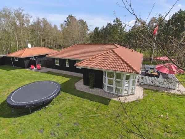 På billedet ses objektet Holiday Home Alla - 500m from the sea by Interhome beliggende i byen Hals.