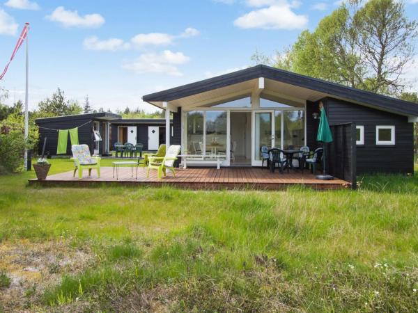 På billedet ses objektet Holiday Home Fleur - 50m from the sea by Interhome beliggende i byen Hals.