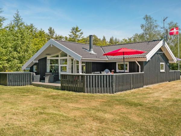 På billedet ses objektet Holiday Home Esaline - 400m from the sea by Interhome beliggende i byen Hals.