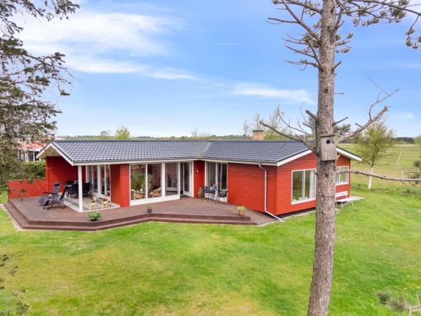 Na zdjęciu widoczny jest obiekt Holiday Home Rayla - 150m from the sea by Interhome położony w mieście Øster Melholt.