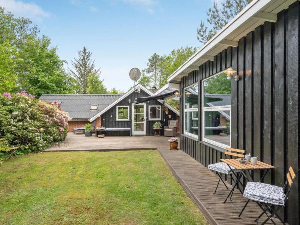 På billedet ses objektet Holiday Home Yonna - 400m from the sea by Interhome beliggende i byen Hals.