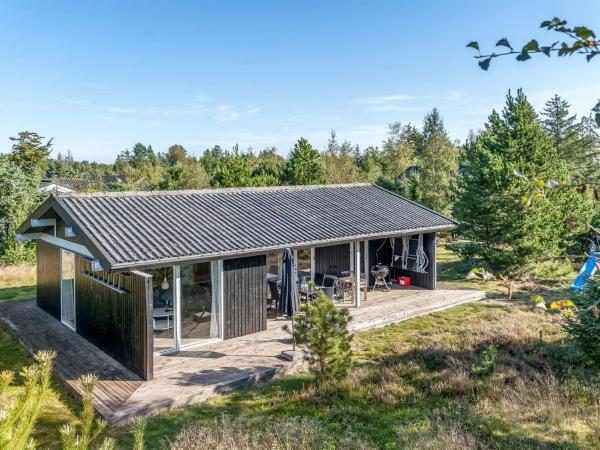 På billedet ses objektet Holiday Home Thomine - 200m from the sea by Interhome beliggende i byen Hals.