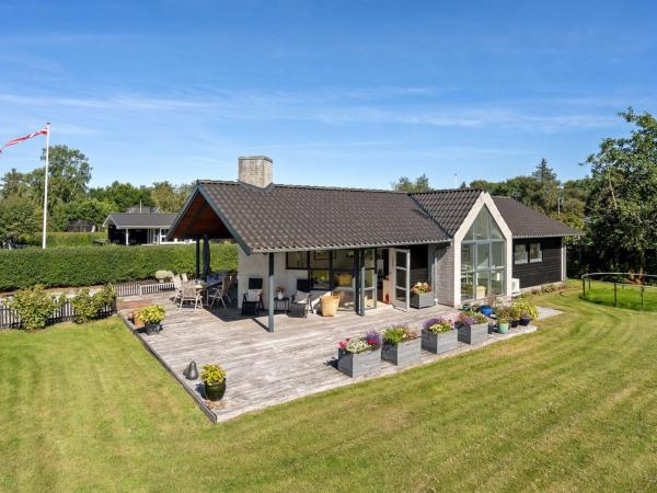 På billedet ses objektet Holiday Home Angelarij - from the sea by Interhome beliggende i byen Hadsund.