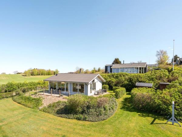 Na fotografii je vidět objekt Holiday Home Vasilij - 300m to the fjord by Interhome nacházející se ve městě Farsø.