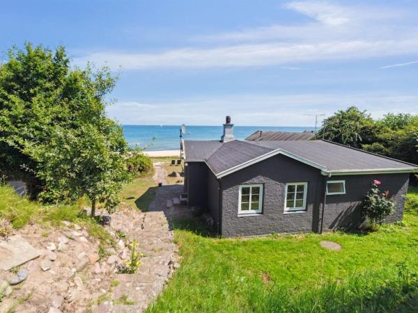 På bildet vises objektet Holiday Home Silke - 10m from the sea by Interhome som ligger i byen Allinge.