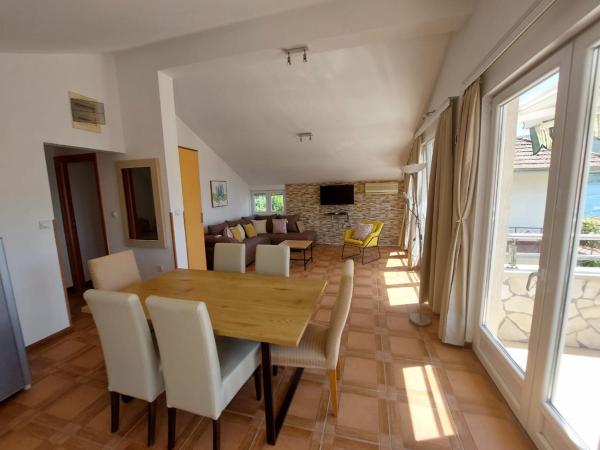 På billedet ses objektet Spacious Kumbor Seafront Apartment beliggende i byen Kumbor.