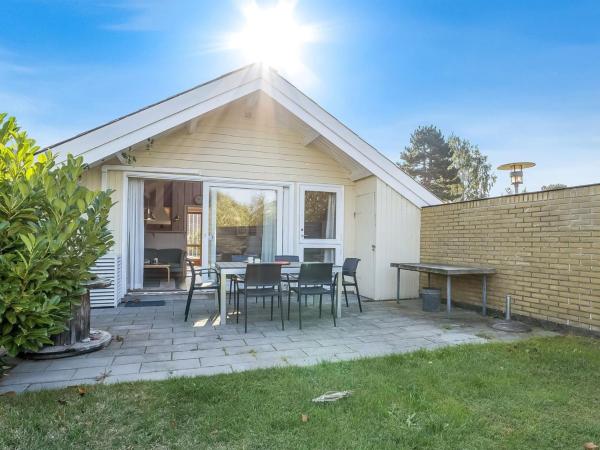 Na fotografii je vidět objekt Holiday Home Hedde - 100m from the sea by Interhome nacházející se ve městě Askeby.