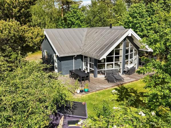 På billedet ses objektet Holiday Home Hellin - 175m from the sea by Interhome beliggende i byen Grenå.