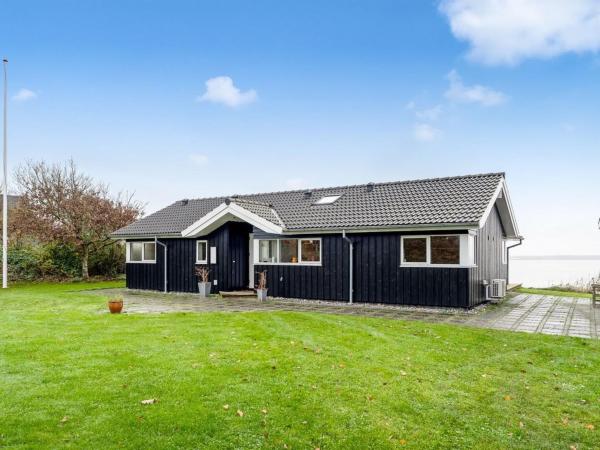 Na zdjęciu widoczny jest obiekt Holiday Home Næwe - 10m to the inlet by Interhome położony w mieście Refshammer.