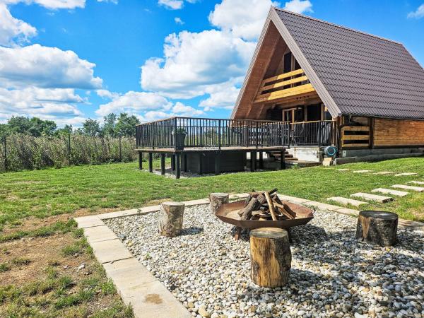 Na zdjęciu widoczny jest obiekt Chalet Tomina Koliba Lika by Interhome położony w mieście Ličko Cerje.