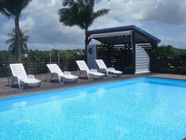 Na fotografii je vidět objekt Maison agréable à Sainte-Anne avec piscine partagée nacházející se ve městě Bérard.
