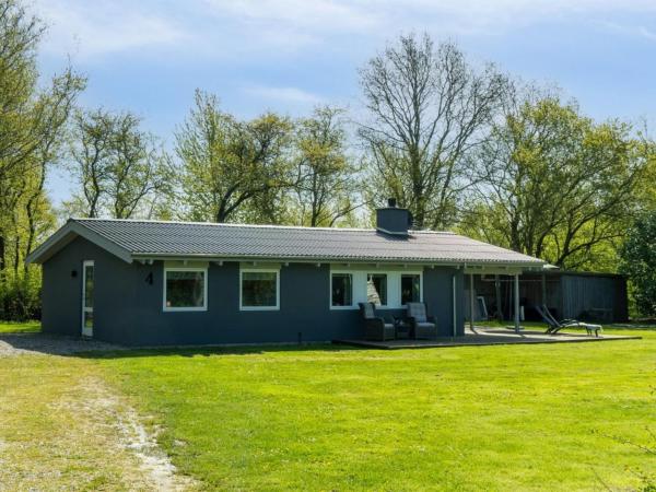 Na zdjęciu widoczny jest obiekt Holiday Home Gren - 580m from the sea by Interhome położony w mieście Stoense.
