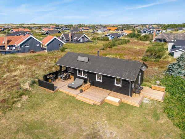 På billedet ses objektet Lovely Holiday Home, Renovated In 2025, Located Only 800 Meters From The North Sea beliggende i byen Nørre Lyngvig.
