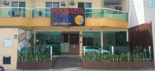 The photo shows the Pousada Terra do Sol located in the city of Itapema.